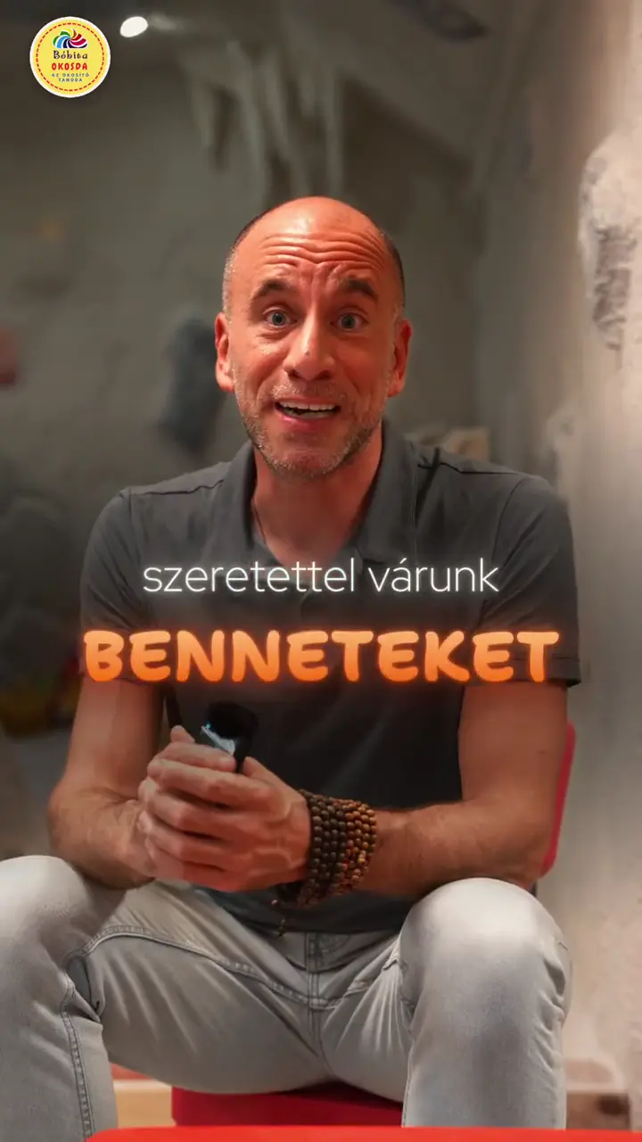 A játszóház vezetője, felirat: szeretettel várunk benneteket
