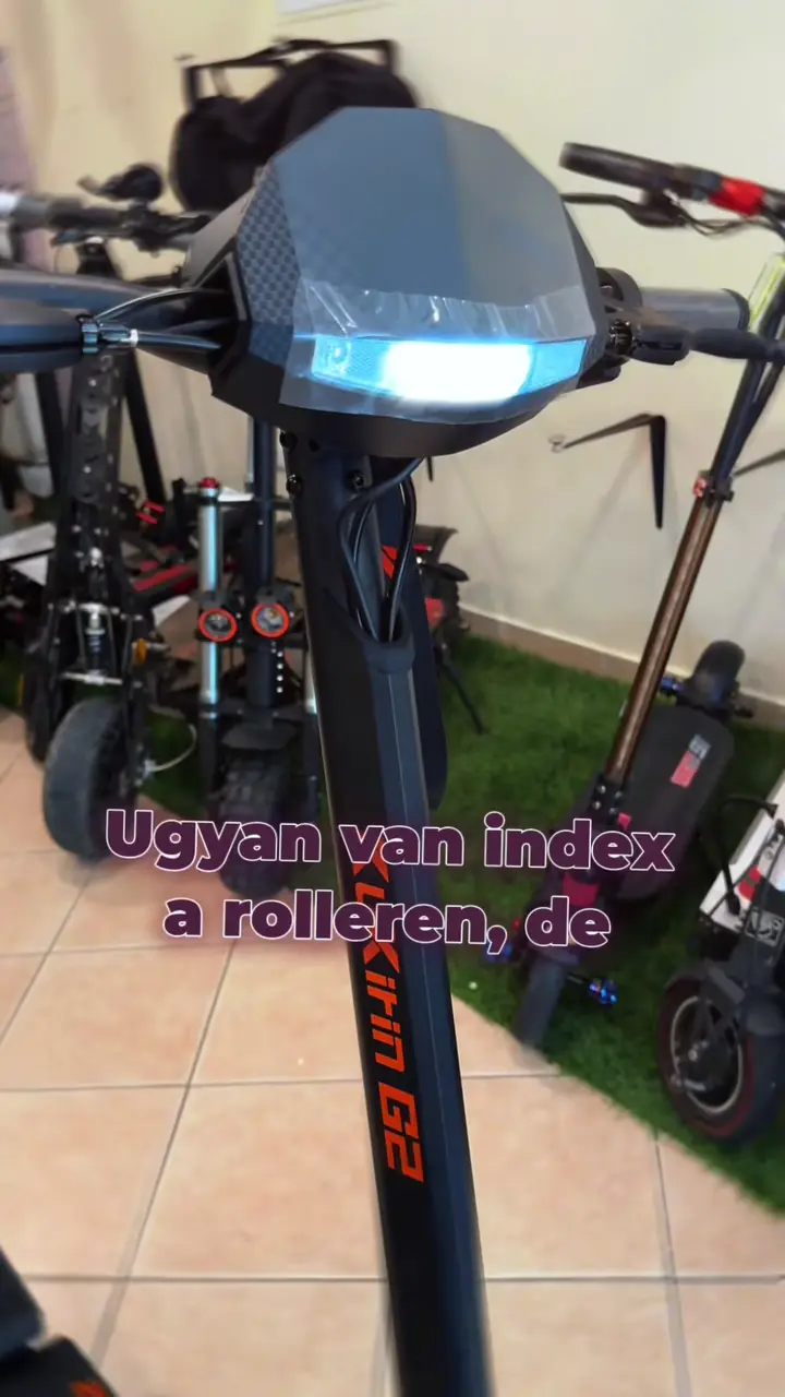 Elektromos roller kijelzője közelről a műhelyben