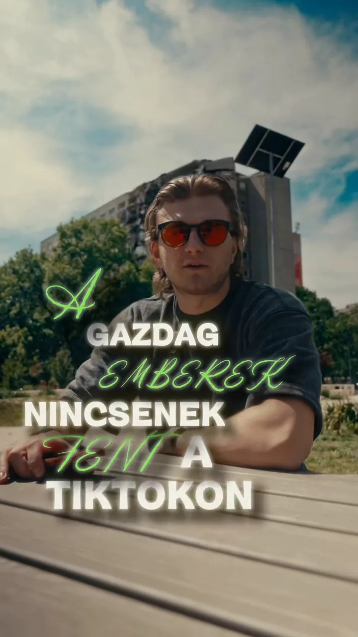 Marci egy kerti asztalnál, mögötte toronyház, felirat: a gazdag emberek nincsenek fent a TikTokon
